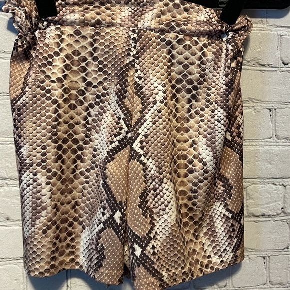 PRETTYLITTLETHING Shorts Size 2 Snakeskin Snake Print - Picture 5 of 6